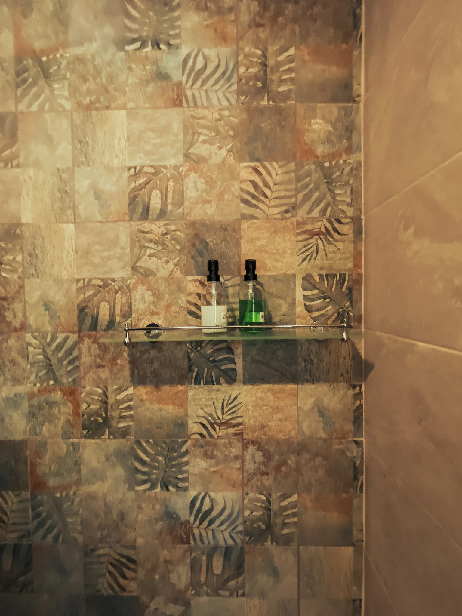 Detalle de azulejos tropicales